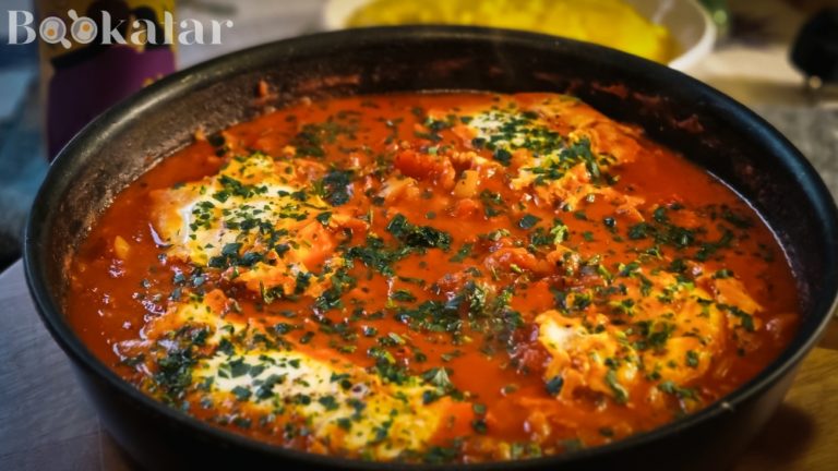 Shakshuka, ouă gătite în sos roșu aromatizat