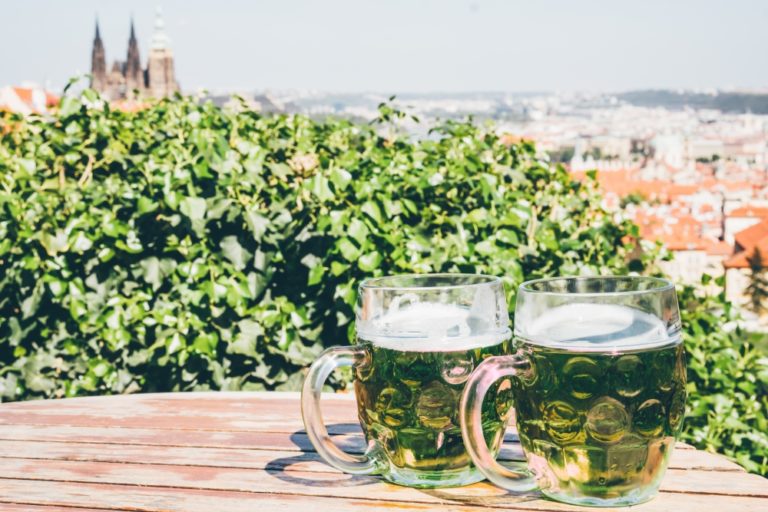Ce este „green beer” și unde găsești bere verde